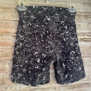 Black and white Lululemon Speed Up Hotty Hot shorts